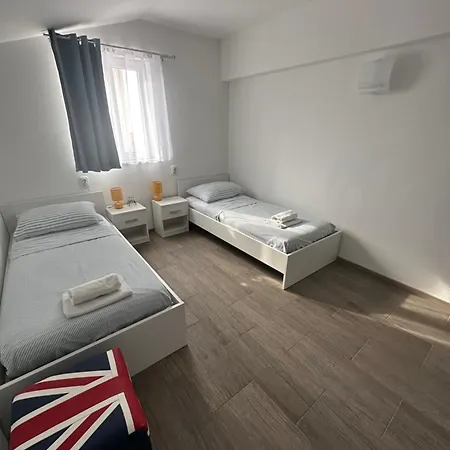 Aurora - 70 M From The Sea *